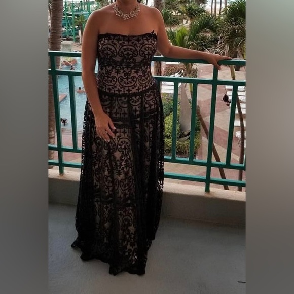 Va va voom dress.  Strapless, Black and cream colour.  size L Pre owner - Picture 6 of 7